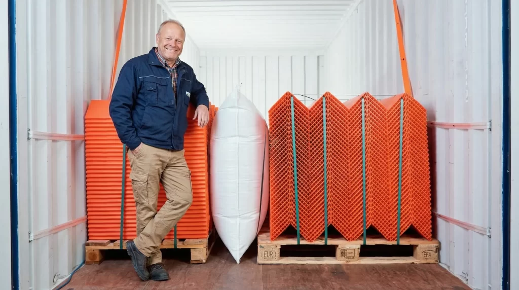 Opgeblazen stuwkussen tussen pallets in een zeecontainer voor ladingbeveiliging tijdens transport