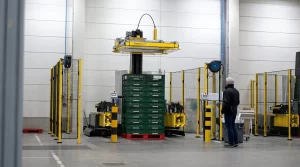 Reisopack volautomatische horizontale omsnoeringsmachine in werking bij BelOrta in Borgloon, met fruitkratten op pallet